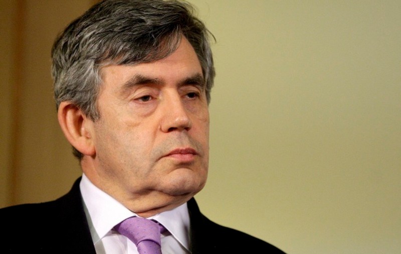 Premierul britanic Gordon Brown se machiază