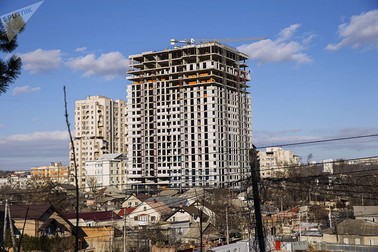 Bloc trântit în centrul orașului, printre case