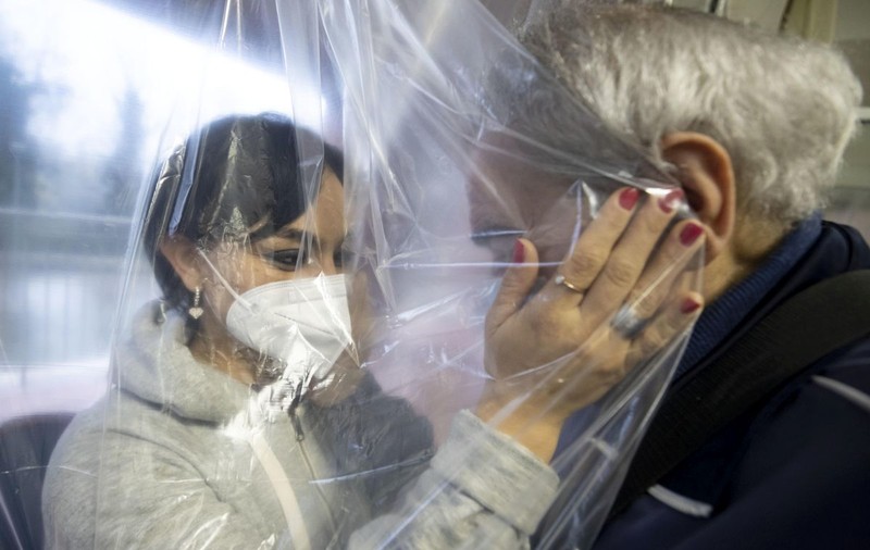 Ce libertate avem după ce ne-am vaccinat? Experții explică dacă este sigur să renunțăm la mască, să călătorim sau să ne întâlnim cu familia