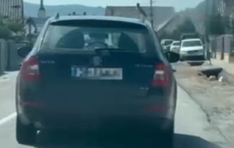 Șofer beat, aproape de comă alcoolică, surprins de poliție în timp ce conducea haotic, în Bistrița. Nu era în stare nici să-și țină banda I VIDEO  