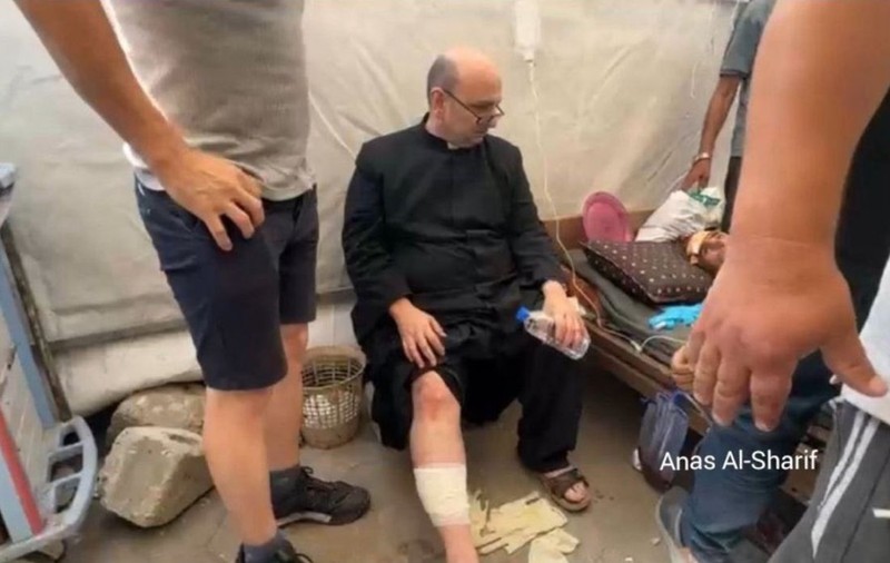 Un preot apropiat al Papei Francisc, rănit într-un atac israelian asupra singurei biserici catolice din Gaza