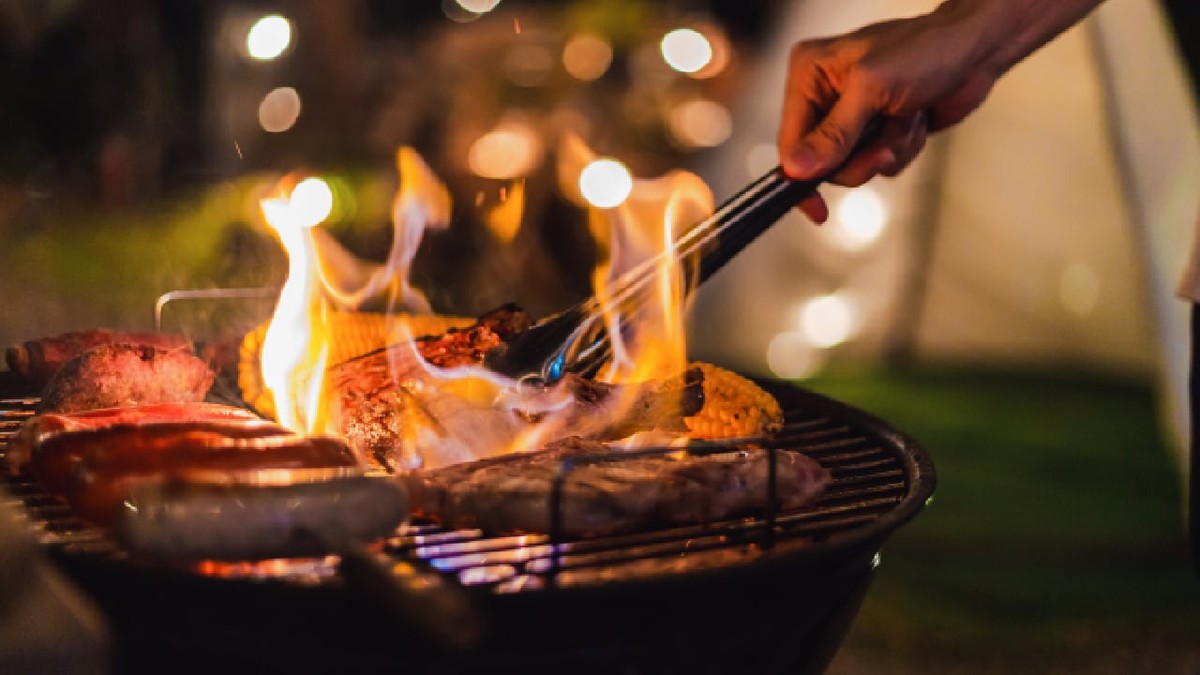 Familie face gratar în camping pe timp de noapte