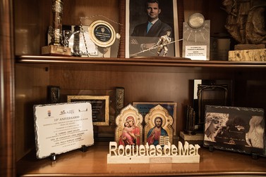 Cadouri și trofee în biroul primarului Gabriel Amat Ayllón. Sub fotografia cu Regele Felipe al VI-lea al Spaniei, pe raftul de jos, icoana primită de primar de la Emil Șomodean, primul preot ortodox care a slujit în Roquetas.