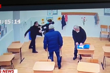 Captură Antena 3 din imaginile difuzate cu momentul în care consiliera este bruscată de Dinu Gheorghe