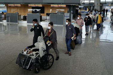 Afganii evacuați din Kabul, pe aeroportul internațional Washington Dulles din Chantilly, Virginia, SUA | Foto: EPA