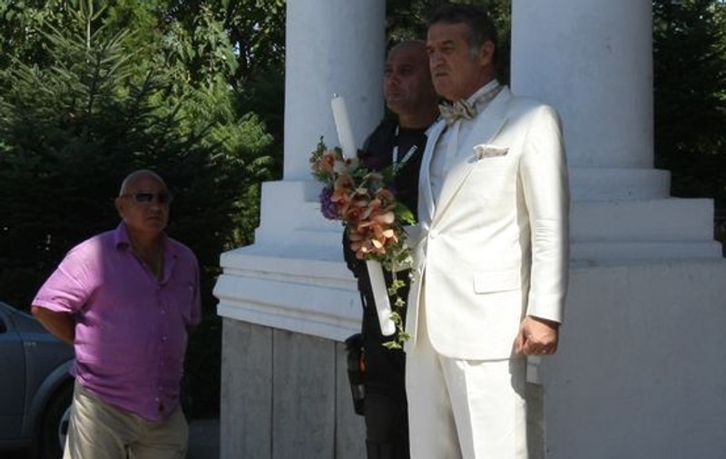 Foto | Gigi Becali, naș de două ori. Vezi ce costumație a purtat la botez!