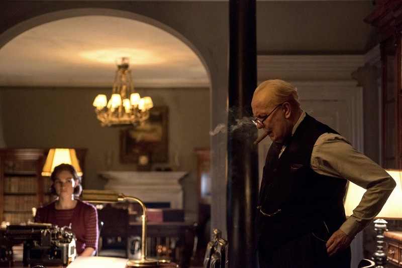 Gary Oldman a fost nominalizat la Oscarul pentru cel mai bun actor într-un rol principal pentru apariția în filmul „ Darkest Hour “. Pelicula, regizată de Joe Wright a primit pe 23 ianuarie, patru nominalizări la Oscar, printre care și pentru cel mai bun film.