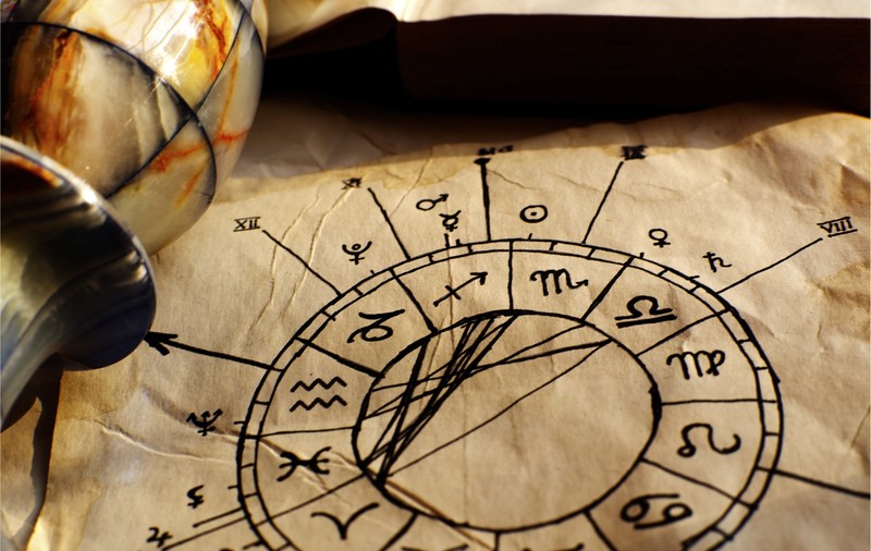 HOROSCOP luna august. Berbecii riscă să piardă bani, Racii trec peste necazuri