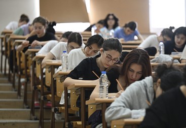 Pentru că Evaluarea Națională îi testează pe copii la doar două materii, aceștia ajung la liceu fără pic de cultură generală. Foto: Shutterstock