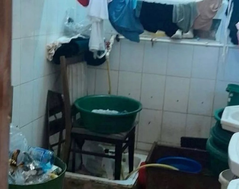 Imagini din închisoarea Poarta Albă, unde 12 britanici sunt închiși, publicate în presa britanică: „Singura toaletă e o gaură în pământ” | FOTO