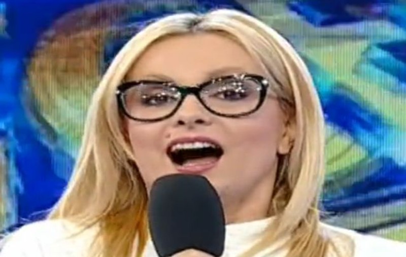 Simona Gherghe a scos "porumbelul" în direct! Şi ea a izbucnit în râs când şi-a dat seama ce gafă a făcut 