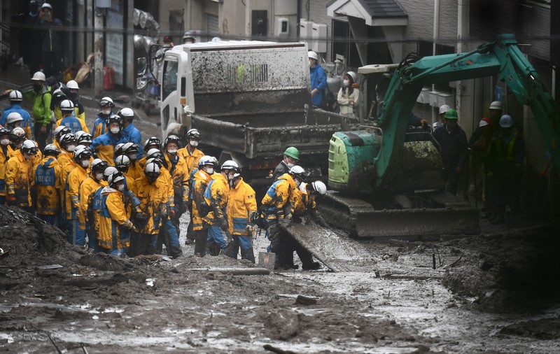 Imagini dramatice de la operațiunile de salvare din Japonia. Oamenii dispăruți, căutați în noroi cu buldozerul