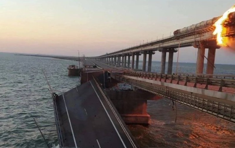 Cum arată podul Kerci, care leagă Crimeea de Rusia, în urma exploziei. „Două secțiuni ale podului s-au prăbușit parțial”