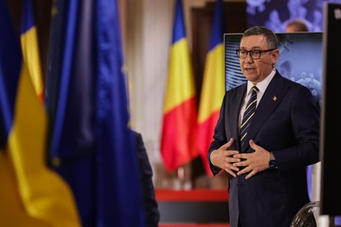 Victor Ponta poartă Apple Watch Ultra cu toate că mulți oficiali din statele occidentale evită astfel de smartwatch-uri din cauza faptului că acestea pot colecta diferite date sensibile. Foto: Vlad Chirea