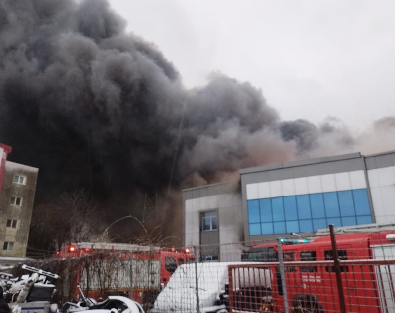 Incendiu puternic la un depozit din Voluntari. Zeci de persoane, evacuate dintr-un bloc din apropiere. A fost emis un mesaj RO-Alert