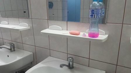 Săpun lichid într-un pet de apă plată, donaţie de la un student pentru Facultatea de Electronică