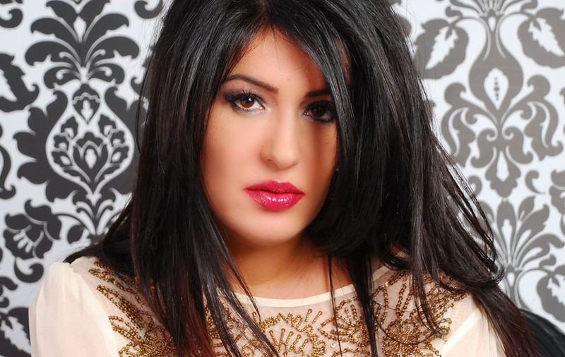 Mihaela Drafta te învață cum să accesorizezi corect rochia cu paiete