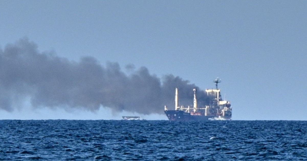 Fumul se ridică de pe nava de transport cereale „Golden Leo”, sub pavilion Guineea-Bissau, în urma unui atac cu rachete rusești în Marea Neagră, în apropiere de Odesa (Ucraina), 19 iulie 2026