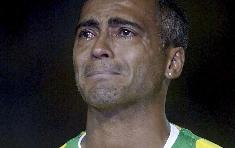 Romario plăteşte că a bătut un suporter care arunca cu găini pe teren