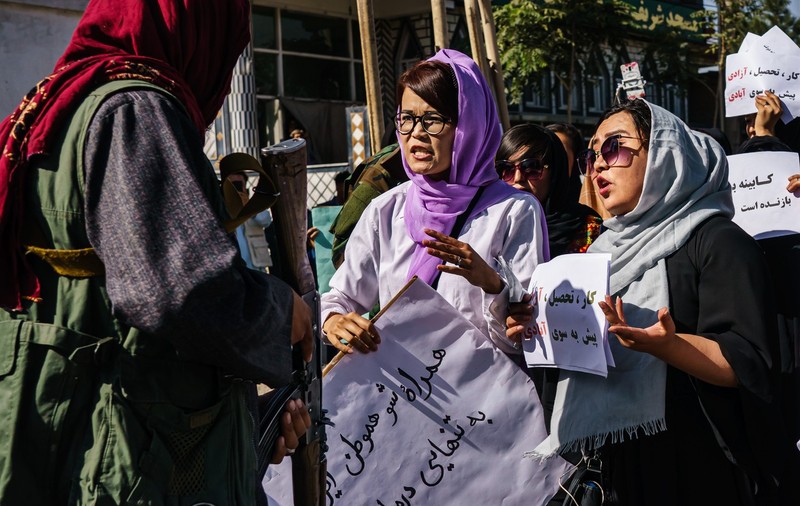 „Vom continua să ne cerem drepturile până când talibanii ne vor ucide”. Un nou protest al femeilor afgane, oprit brutal la Kabul