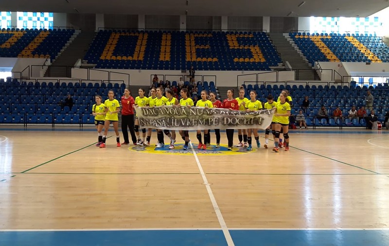 Handbalistele junioare de la CSM Ploiești, mesaj de susținere pentru asistentul medical acuzat că pipăie sportivele minore la dușuri: ”Vă iubim. Sunteți ca un tată pentru noi!”