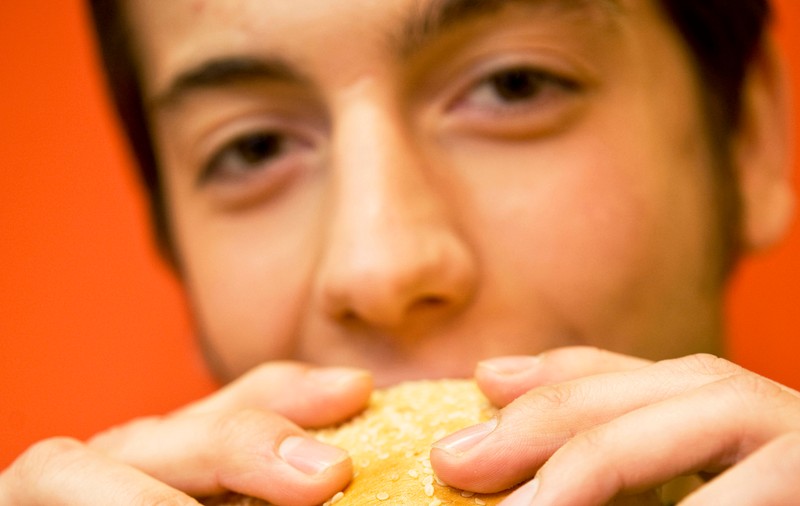 MĂNÂNCI la FAST FOOD? Iată CUM AI CĂZUT ÎN CAPCANĂ