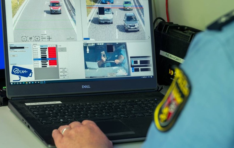 Șoferii care folosesc telefonul la volan, prinși cu o cameră radar unică, instalată în premieră pe o autostradă din Germania