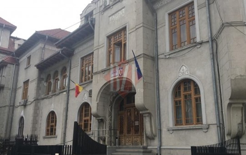 UPDATE / A murit grefiera care s-a aruncat de la etajul 2 al Parchetului Tribunalului Iași. Femeia a lăsat un bilet de adio