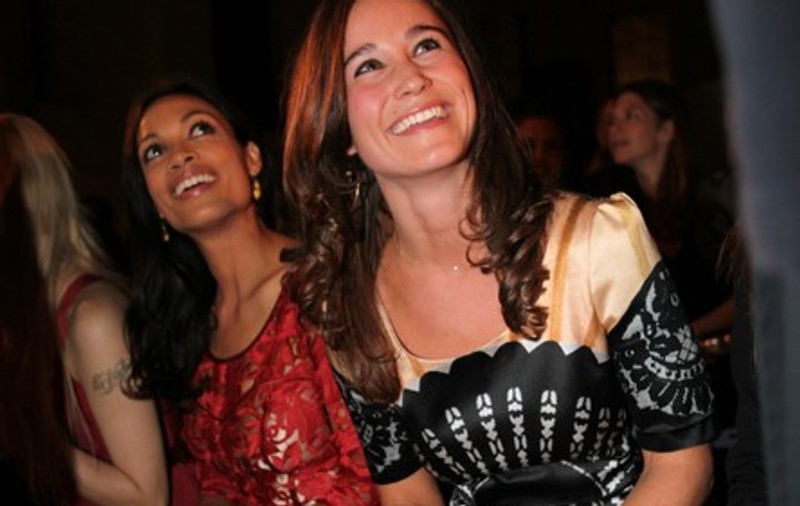 Pippa Middleton a avut de furcă la o prezentare de modă. Află de ce!