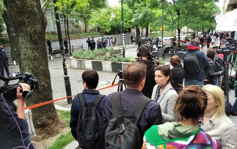 Filmul atacului sângeros de la școala din Belgrad. Pe lângă arma cu care a ucis 9 persoane, elevul mai avea la el un pistol și 4 cocktailuri Molotov
