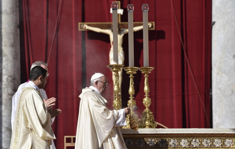 Papa Francisc îi avertizează pe tineri privind telefoanele mobile