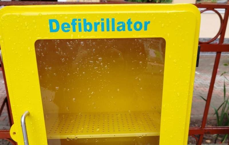 Unul din defibrilatoarele gratuite din Brașov a fost furat. Medic: „Mai nou furăm aparate care pot salva vieți”