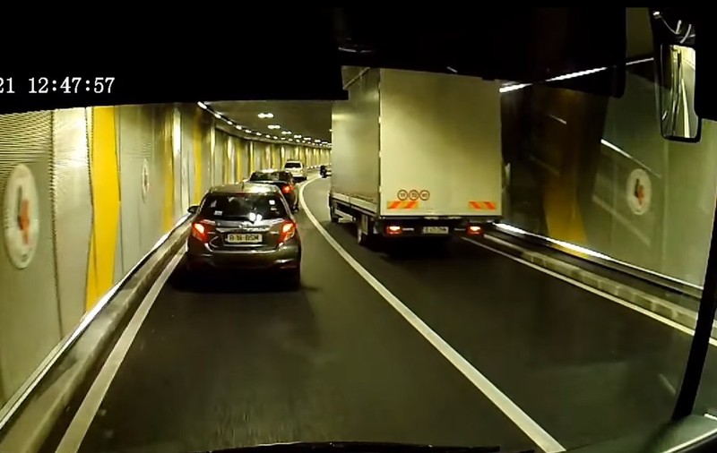 Pasajul Unirea din București, blocat din nou. Un camion a rămas înțepenit