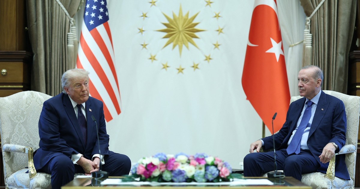 Recep Tayyip Erdogan (dreapta) l-a primit pe Donald Trumo (stânga) înainte de summitul NATO Foto: Profimedia
