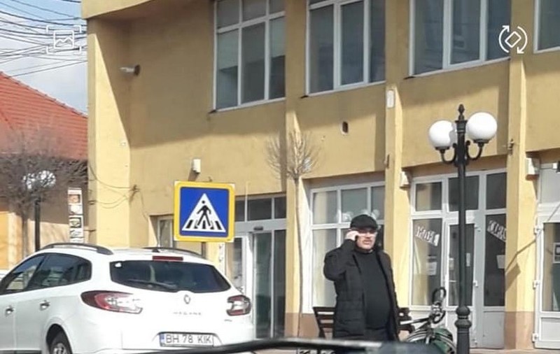 Primarul unui oraș din Bihor cu incidență mare a cazurilor Covid, filmat umblând fără mască: „M-ați prins! Am greșit”
