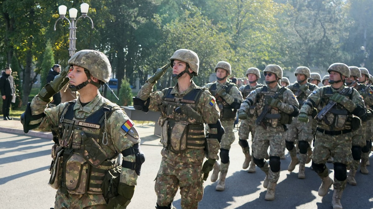 Soldati din Armata Romaniei defileaza