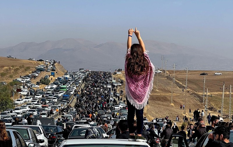 Forțele de ordine iraniene au deschis focul asupra a mii de oameni care comemorau moartea tinerei Mahsa Amini