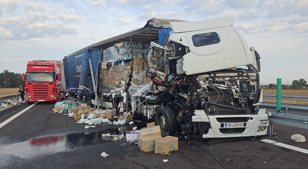 TIR accidentat pe DEx12 Craiova si zeci de baxuri de pampersi imprastiate pe asfalt