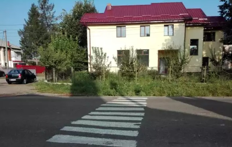 Un localnic din Bistrița și-a făcut propria trecere de pietoni în fața casei. Ce a urmat
