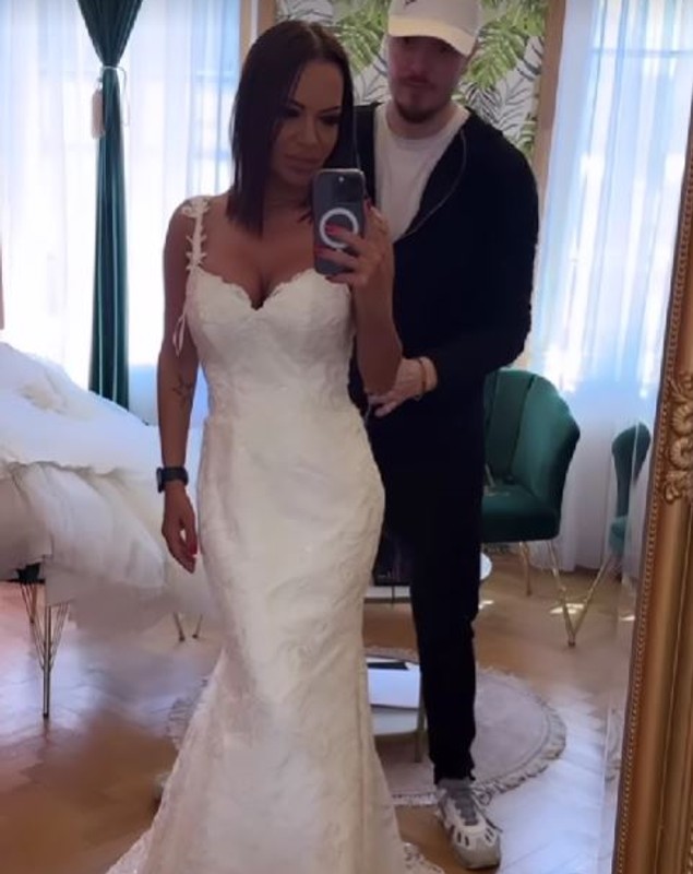 Andreea Antonescu a îmbrăcat rochia de mireasă la 5 luni după ce a născut: „Aștept părerea voastră”