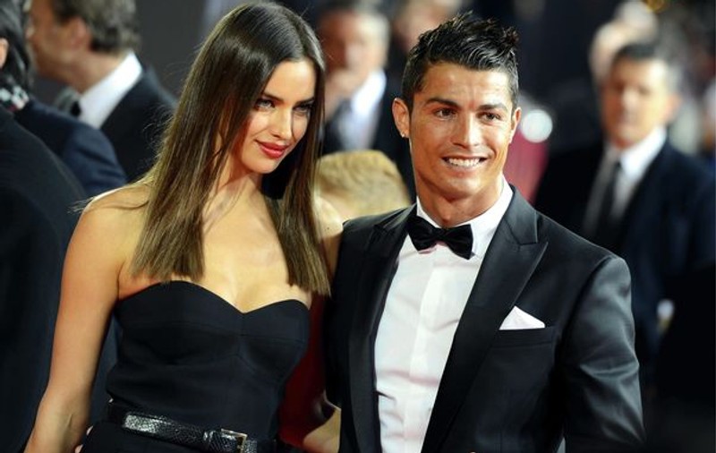 Irina Shayk, iubita lui Cristiano Ronaldo, pusă să taie cu foarfeca tricoul lui Messi | VIDEO