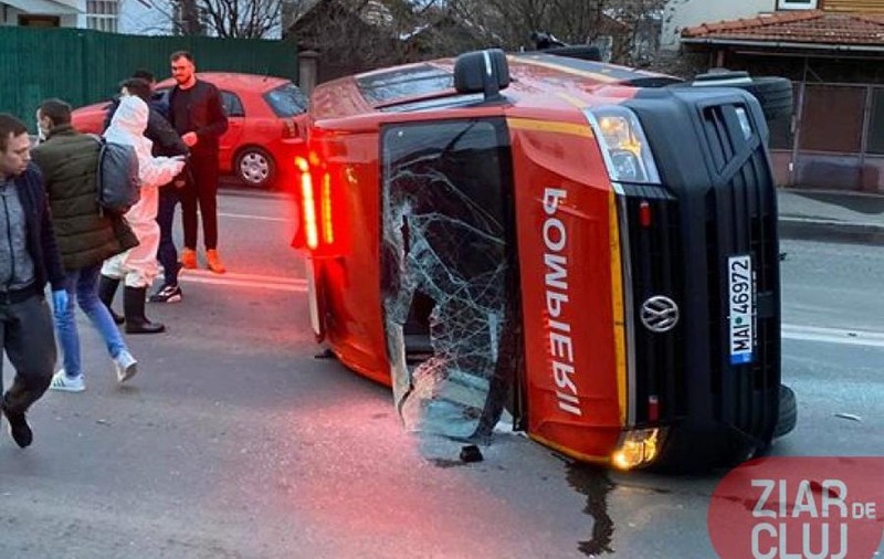 Un microbuz al ISU care transporta români întorși din Franța spre locuri de carantină s-a răsturnat. Doi pasageri au solicitat consult medical