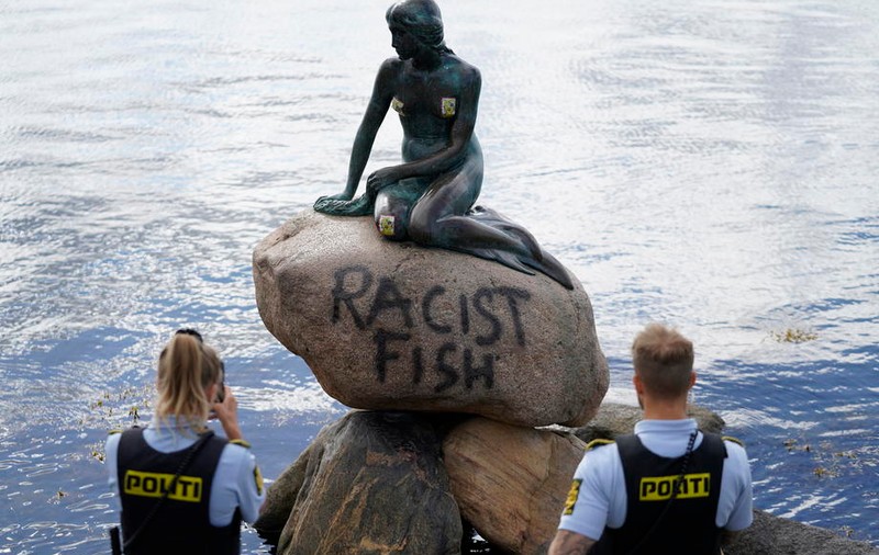 ”Mica Sirenă”, celebra statuie din Copenhaga, vandalizată cu mesajul ”Peşte Rasist”