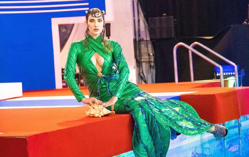 Ce spune Iulia Albu despre ținutele extravagante pe care le poartă la „Splash! Vedete la apă!”. „Este lucrată din materiale africane”