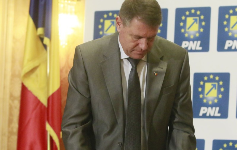 IOHANNIS A STABILIT O PREMIERĂ ISTORICĂ. S-a dat SINGUR ÎN JUDECATĂ! 