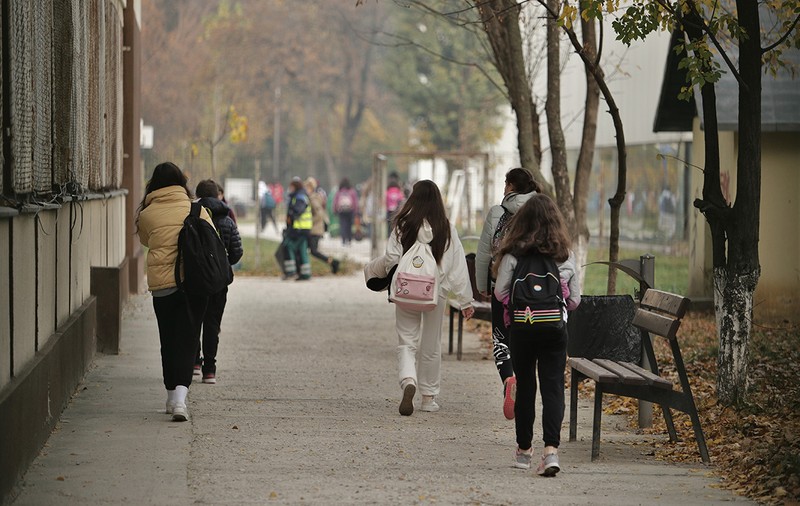 Elevii de gimnaziu și de liceu s-au întors azi la școală. Pentru grădinițe și clasele primare, încă o săptămână de vacanță