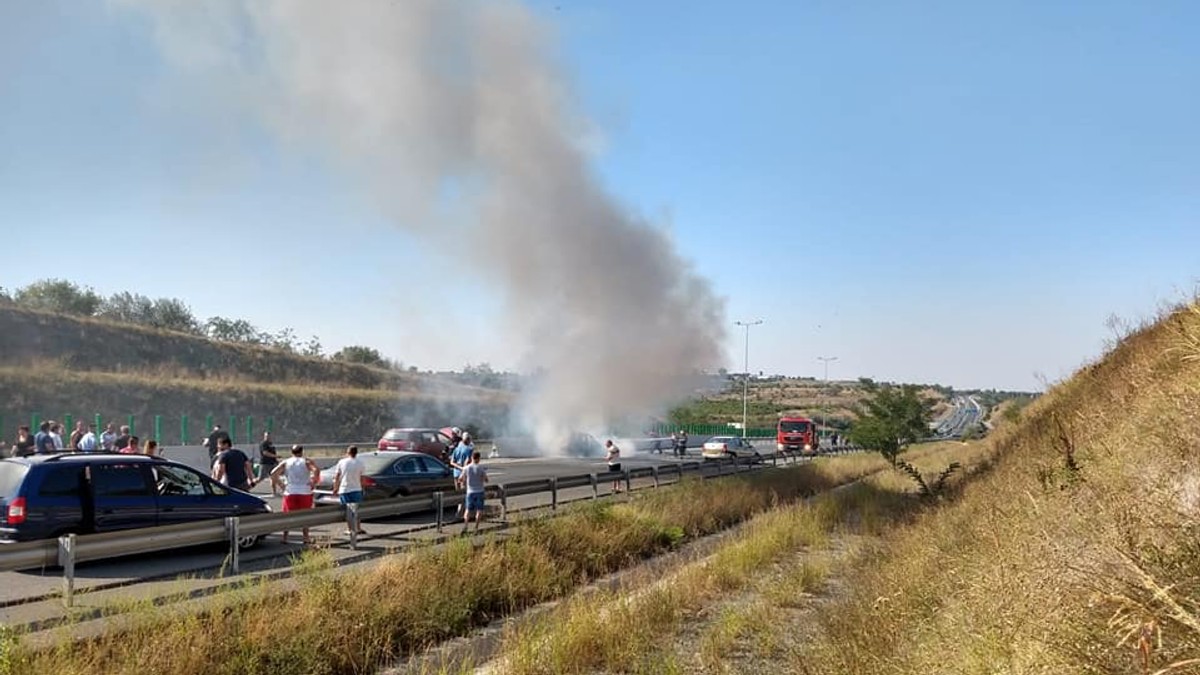 Circulație întreruptă pe Autostrada Soarelui. O mașină a luat foc în urma unui accident