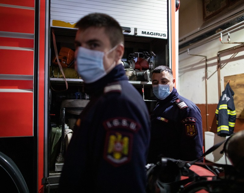 Noaptea dintre ani cu pompierii brașoveni: Cola, în loc de șampanie, și tânărul de 19 ani care n-a vrut să fie jandarm pentru a nu fi „împotriva cetățenilor”