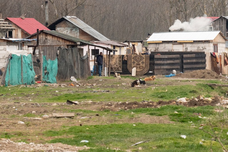 Oamenii din cartierul ieşean Dallas nu ştiu ce să mai creadă despre vecinul lor Sergiu