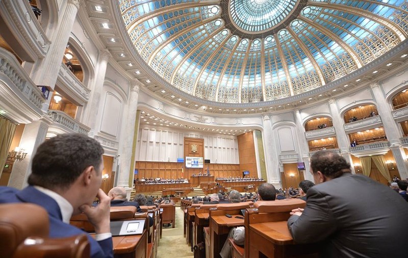 Deputații juriști au decis că familia se întemeiază pe căsătoria dintre bărbat şi femeie; Aviz pozitiv pe inițiativa cetățenească